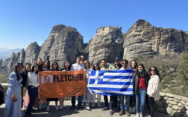 Ελληνόπουλα του πανεπιστημίου Tufts στα Μετέωρα